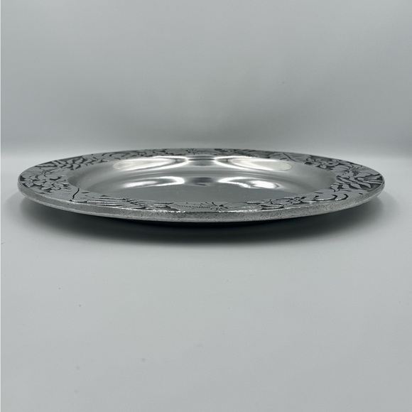 The Wilton Co RWP- Vintage Hibiscus Tropical Pewter Round Tray - Picture 2 of 5